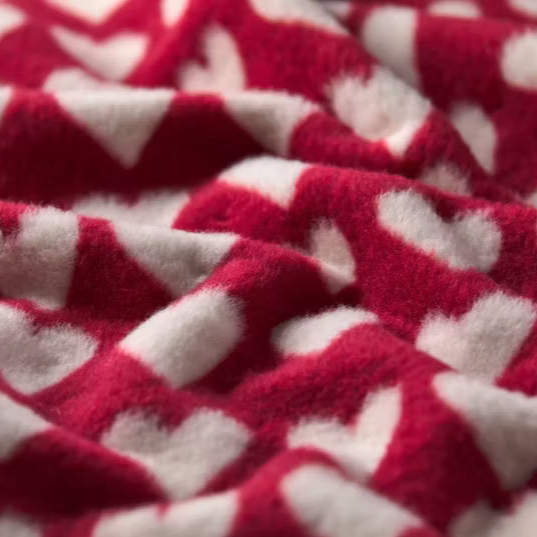 David Fussenegger Kuschelige Wohndecke "Herzen" Flanell Bordeaux Rot 150x200cm - Wohnen auf dem Land