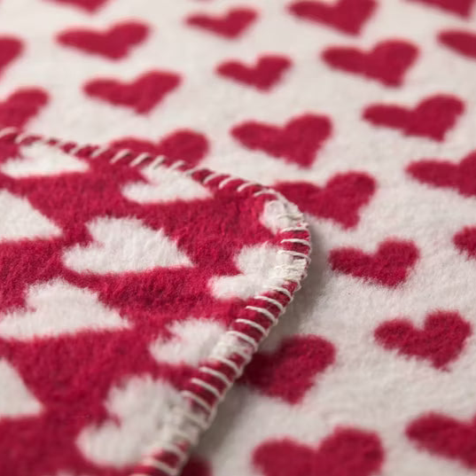 David Fussenegger Kuschelige Wohndecke "Herzen" Flanell Bordeaux Rot 150x200cm - Wohnen auf dem Land