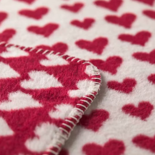 David Fussenegger Kuschelige Wohndecke "Herzen" Flanell Bordeaux Rot 150x200cm - Wohnen auf dem Land