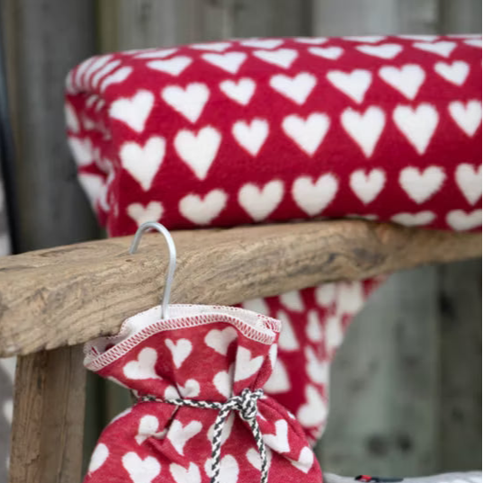 David Fussenegger Kuschelige Wohndecke "Herzen" Flanell Bordeaux Rot 150x200cm - Wohnen auf dem Land