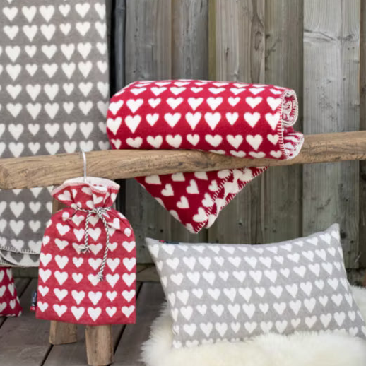 David Fussenegger Kuschelige Wohndecke "Herzen" Flanell Bordeaux Rot 150x200cm - Wohnen auf dem Land