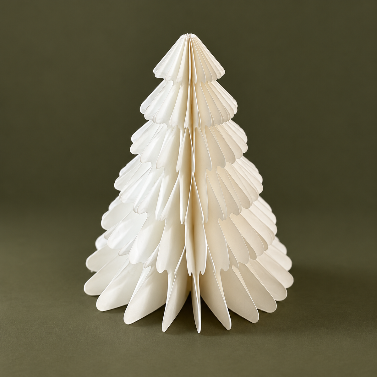 Weißer Papierbaum klein mit 15 cm Höhe vor olivfarbenem Hintergrund
