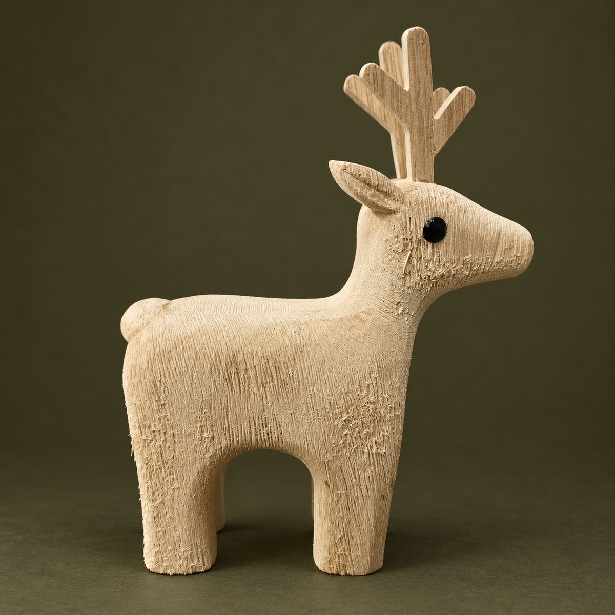 Kleines Holzrentier Sago 16 cm vor olivfarbenem Hintergrund