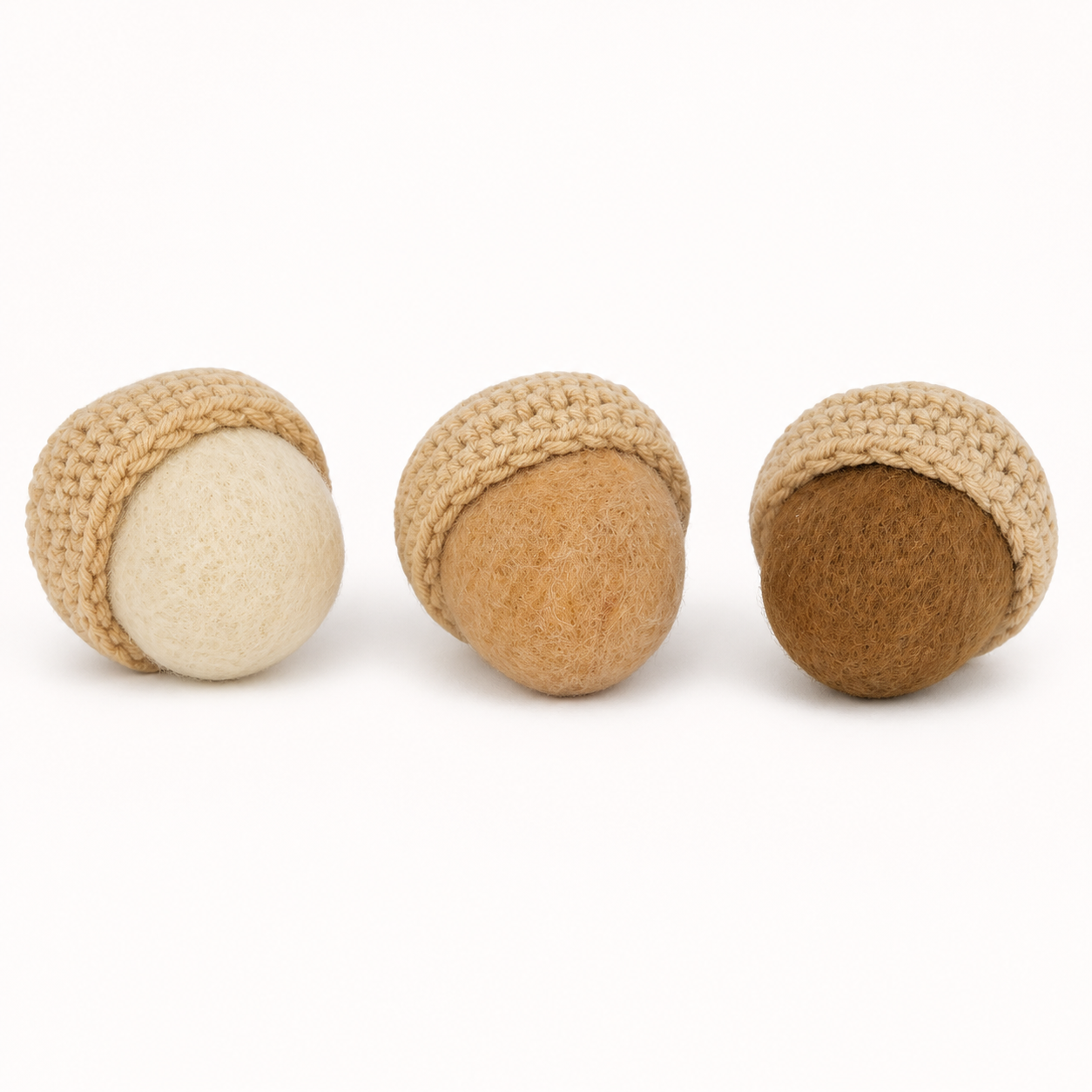 Dekoanhänger Eichel aus Filz und Strick in Creme, Beige und Braun – 01 freisteller