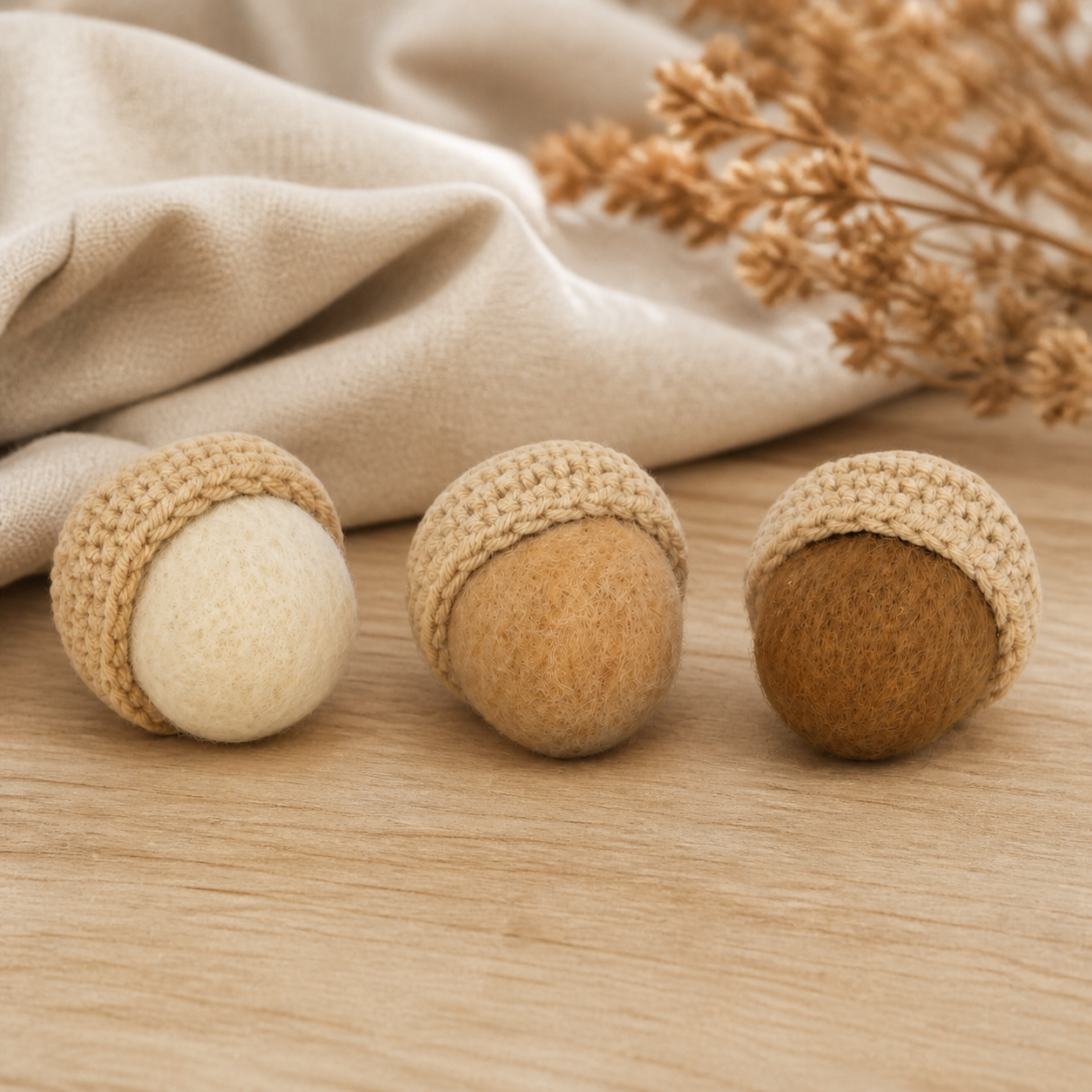 Dekoanhänger Eichel aus Filz und Strick in Creme, Beige und Braun – 02 ambiente nah