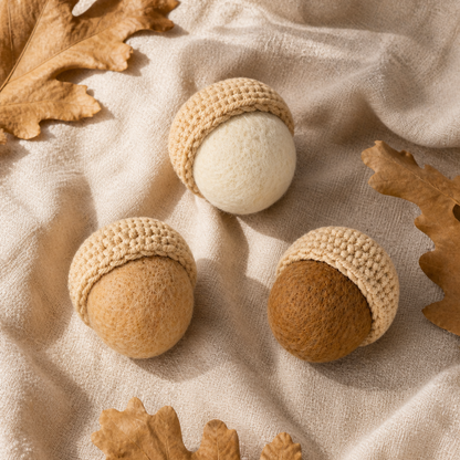 Dekoanhänger Eichel aus Filz und Strick in Creme, Beige und Braun – 03 ambiente draufsicht