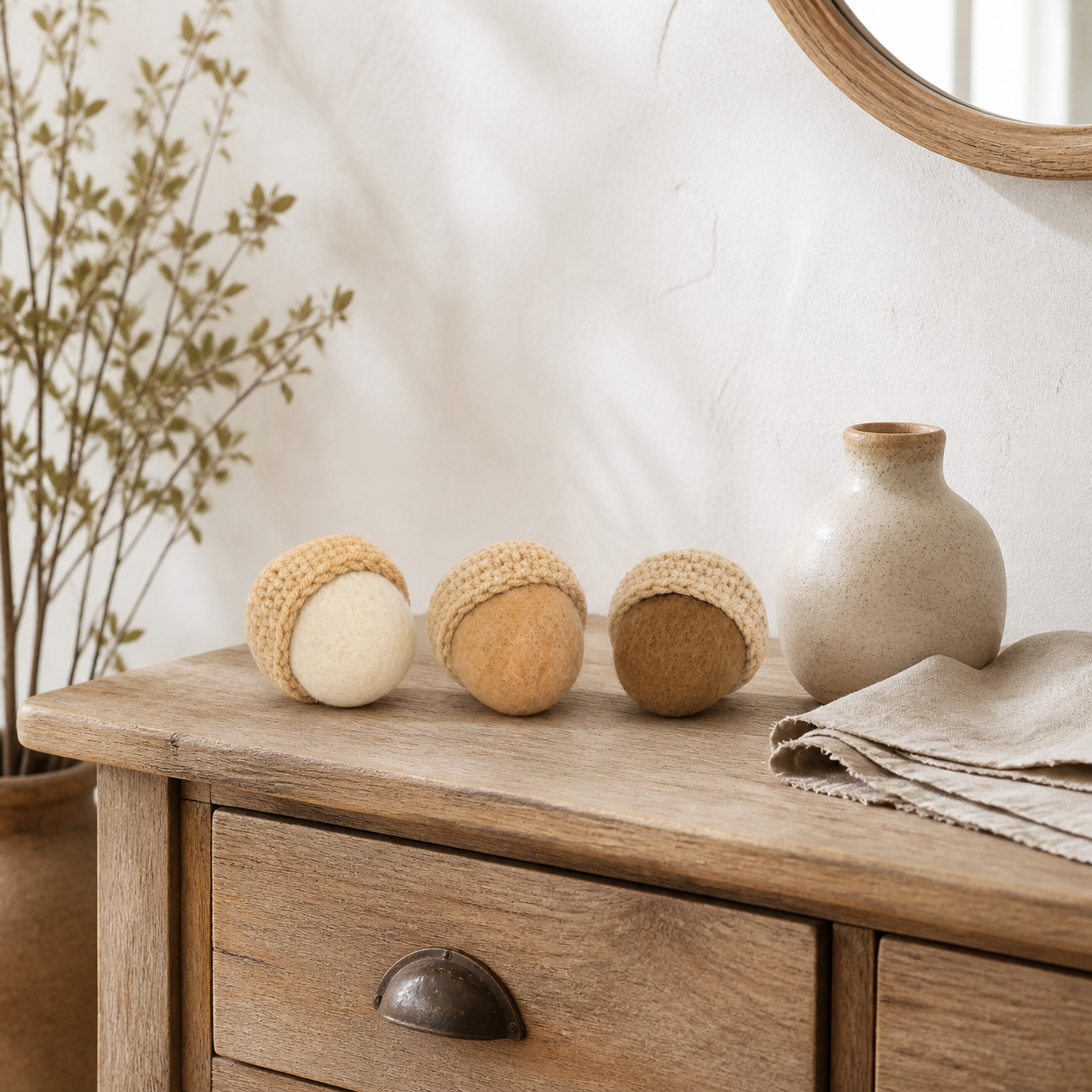 Dekoanhänger Eichel aus Filz und Strick in Creme, Beige und Braun – 04 ambiente weit
