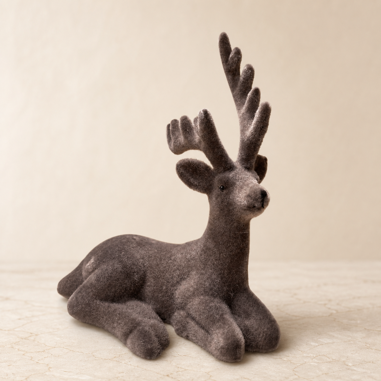 Dekofigur Hirsch „Waldruh“ liegend beflockt Braun 15cm – 01 freisteller