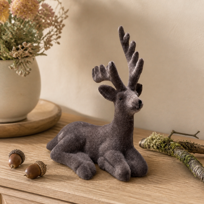 Dekofigur Hirsch „Waldruh“ liegend beflockt Braun 15cm – 02 ambiente nah