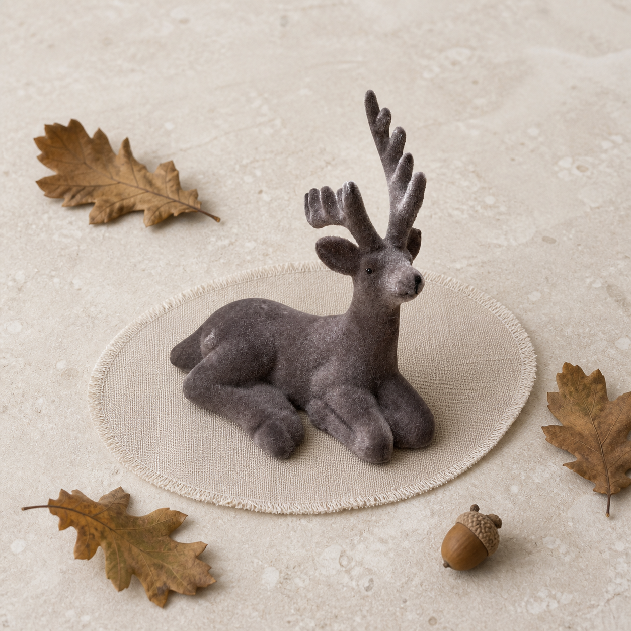 Dekofigur Hirsch „Waldruh“ liegend beflockt Braun 15cm – 03 ambiente draufsicht