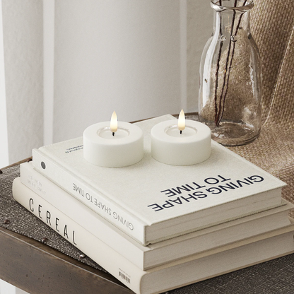 Zwei weiße Jumbo LED Teelichter, 6,1 cm hoch, im Kerzen-Set von Deluxe Homeart, realistischer Kerzenschein ohne Flamme