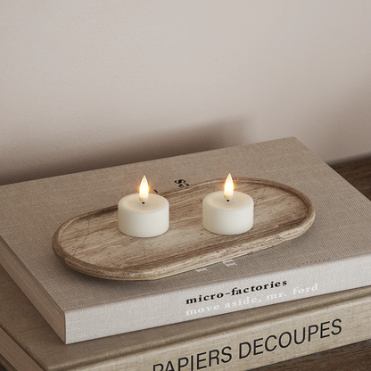 Weißes LED Teelichter Set von Deluxe Homeart, 4,2 cm hoch, zwei stilvolle Kerzen für stimmungsvolle Beleuchtung.