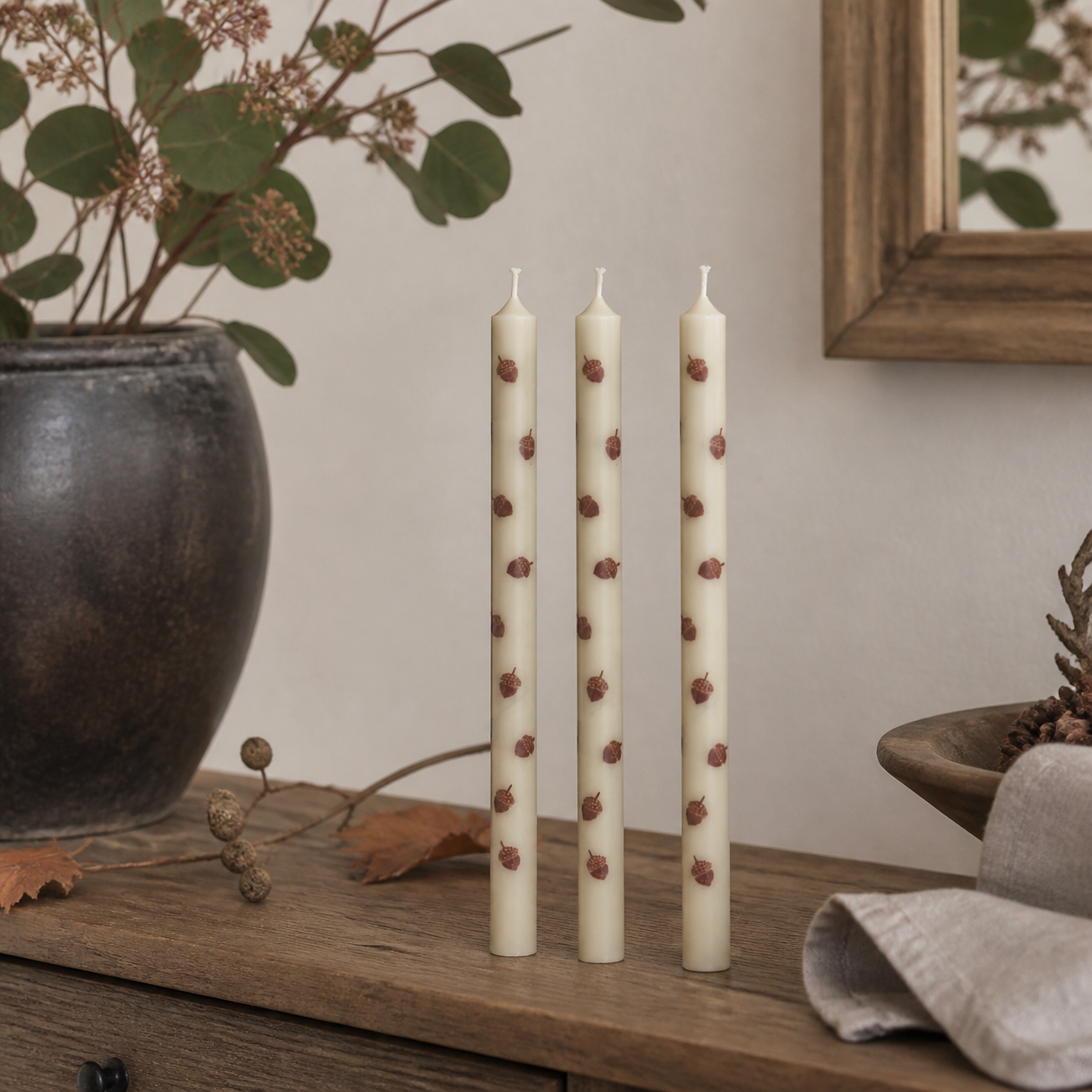Dünne hohe Kerzen "Eichel" Stearin 20cm 3er Set – 02 ambiente nah