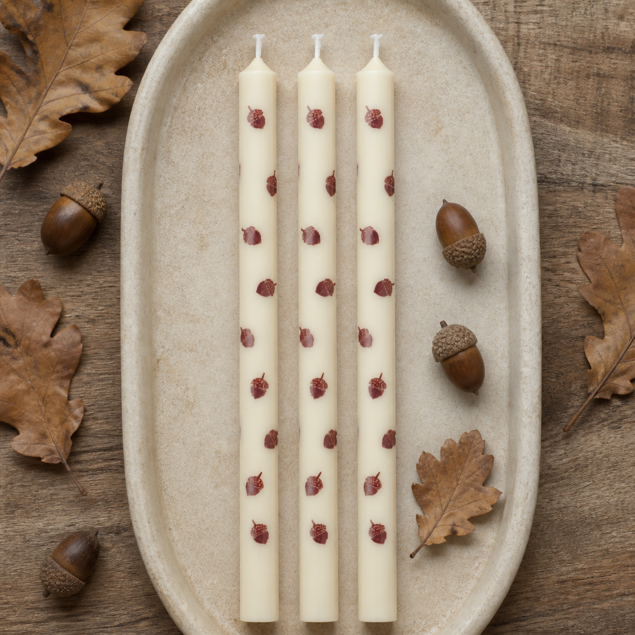 Dünne hohe Kerzen "Eichel" Stearin 20cm 3er Set – 03 ambiente draufsicht