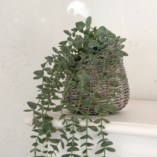 Künstliche Eukalyptus im Rattan-Hängkorb, 50cm, dekorative Zimmerpflanze von Wohnen auf dem Land