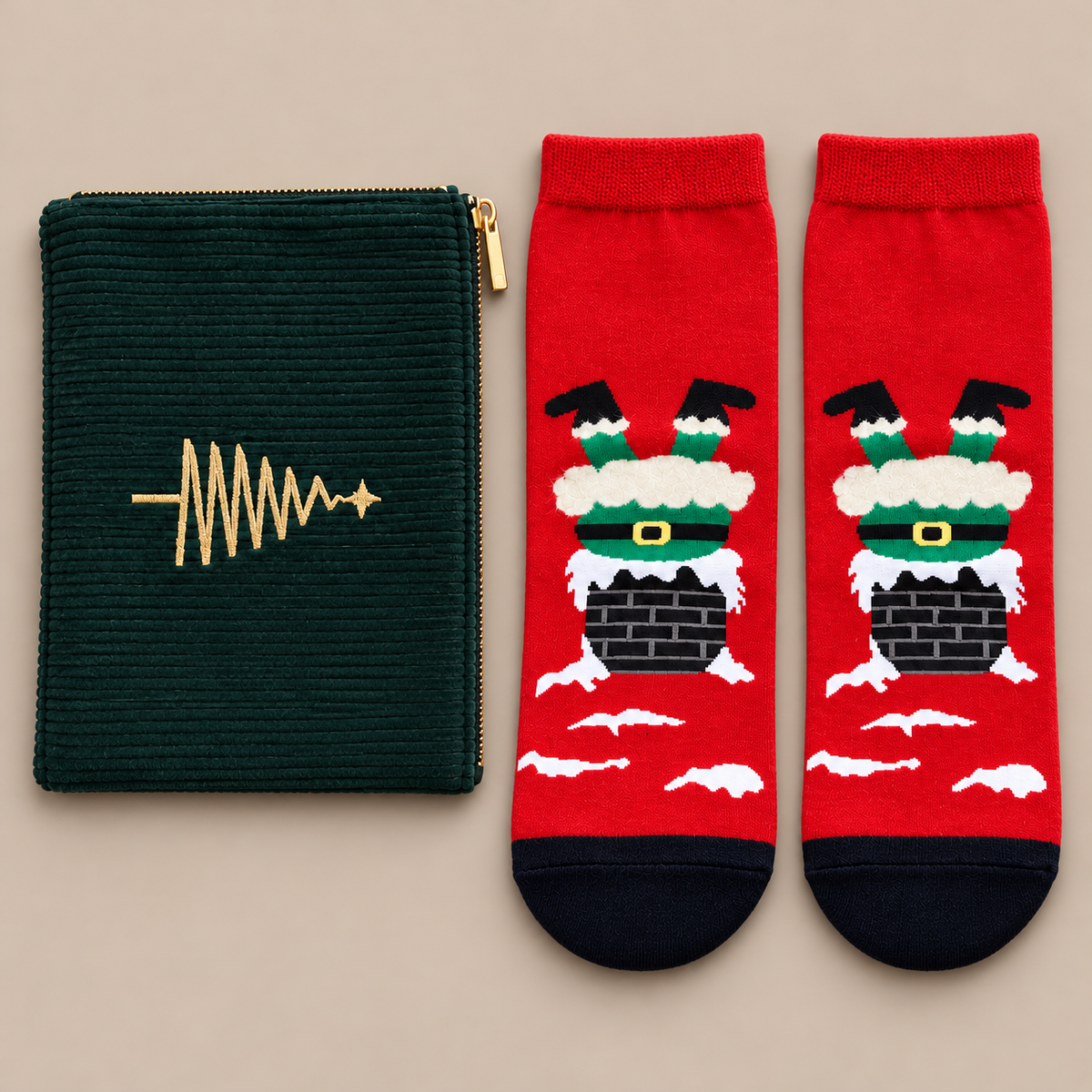 Geschenkset „Tannenfreude“ Reißverschlusstasche und Socken Grün/Rot 36–40 als Nahaufnahme vor kontrastierendem Studiohintergrund