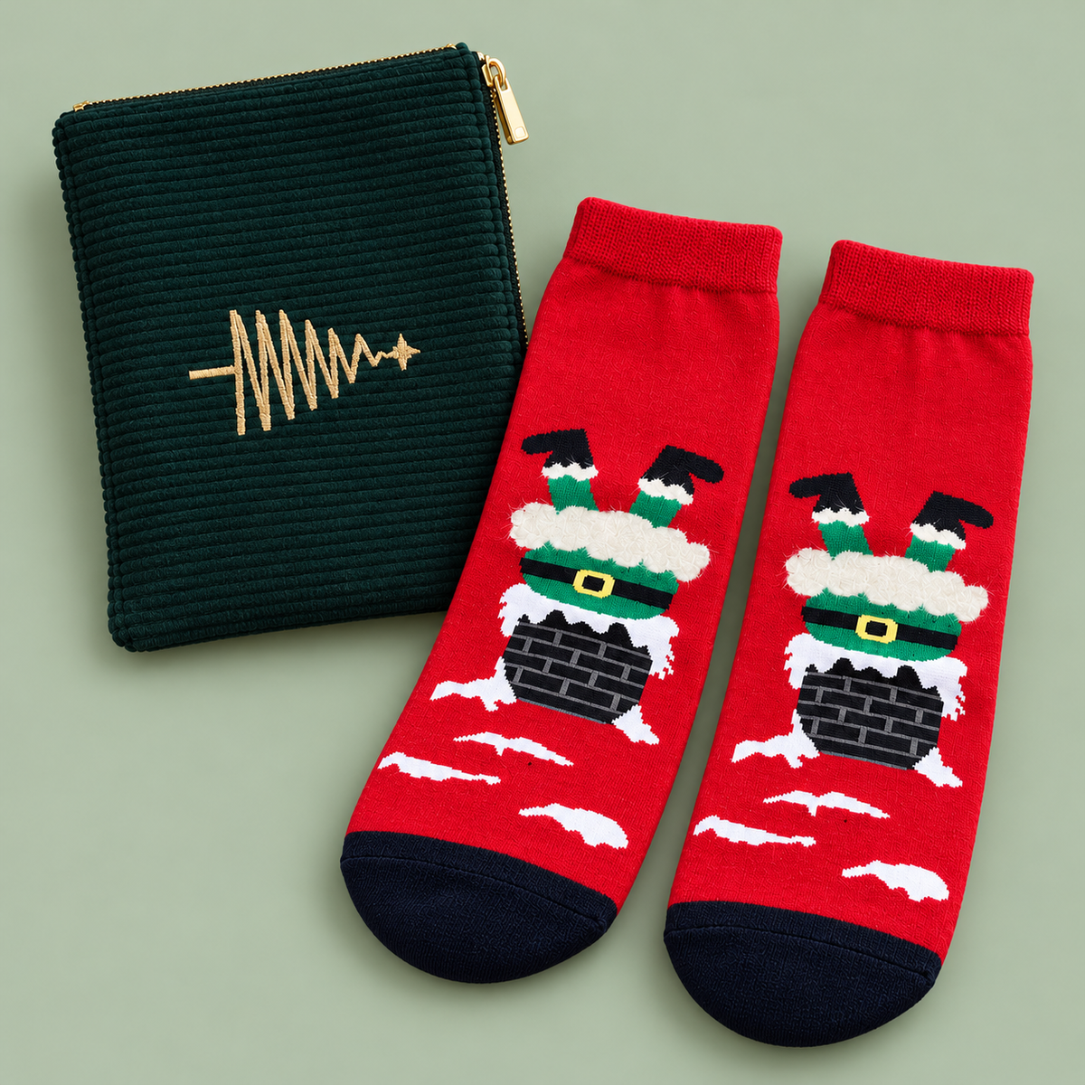 Geschenkset „Tannenfreude“ Reißverschlusstasche und Socken Grün/Rot 36–40 aus schräger Perspektive vor ruhigem Studiohintergrund