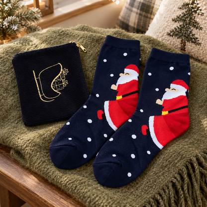 Geschenkset „Winterstiefel“ Reißverschlusstasche und Socken Dunkelblau 36–40 auf einer olivfarbenen Decke im weihnachtlichen Schlafzimmer