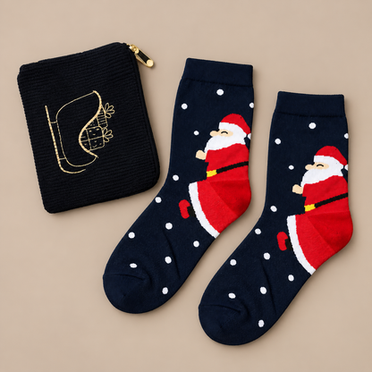 Geschenkset „Winterstiefel“ Reißverschlusstasche und Socken Dunkelblau 36–40 als Nahaufnahme vor kontrastierendem Studiohintergrund
