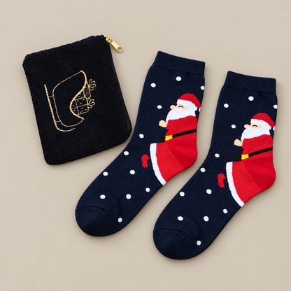 Geschenkset „Winterstiefel“ Reißverschlusstasche und Socken Dunkelblau 36–40 aus schräger Perspektive vor ruhigem Studiohintergrund