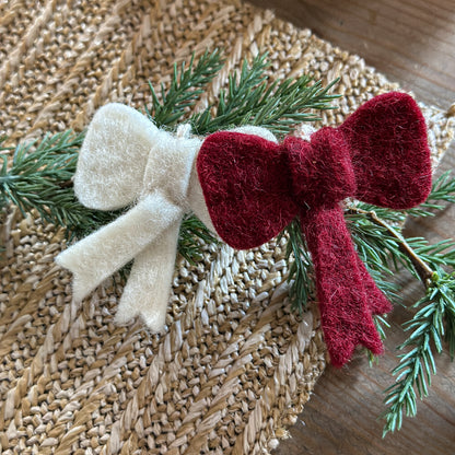Anhänger Mini Schleifen "Lys & Rød" Filz Weiß Rot 2er Set - Wohnen auf dem Land