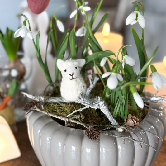 Deko Figur "Sitzendes Schaf" Filz Aufhänger 2 Farben - Wohnen auf dem Land