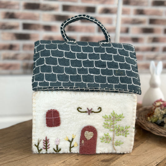 Tasche Haus "Blue Roof" Filz Weiß Blau 24cm - Wohnen auf dem Land