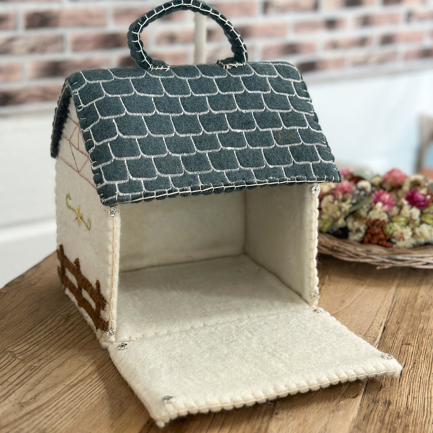 Tasche Haus "Blue Roof" Filz Weiß Blau 24cm - Wohnen auf dem Land