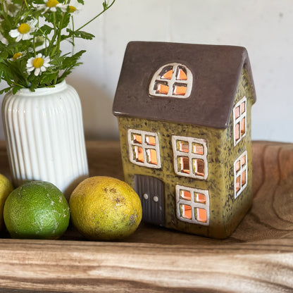 Haus Teelichthalter Greta Keramik Grün Braun nahes Ambiente