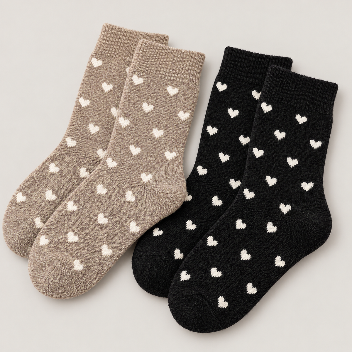 Nahansicht der Herzsocken in Taupe/Schwarz mit Rippenbündchen und cremefarbenen Herzen
