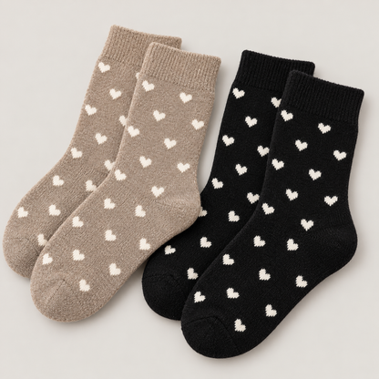 Nahansicht der Herzsocken in Taupe/Schwarz mit Rippenbündchen und cremefarbenen Herzen