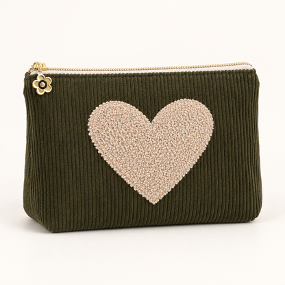 Kosmetiktasche Herzstück aus Cord mit Teddyherz in Khaki – Freisteller
