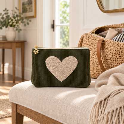 Kosmetiktasche Herzstück aus Cord mit Teddyherz in Khaki – im gemütlichen Landhausambiente
