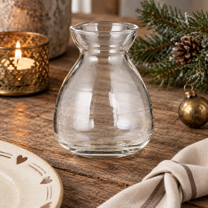 Klare mundgeblasene Hyazinthenvase Nordic Bloom im Detail auf einem winterlich dekorierten Holztisch