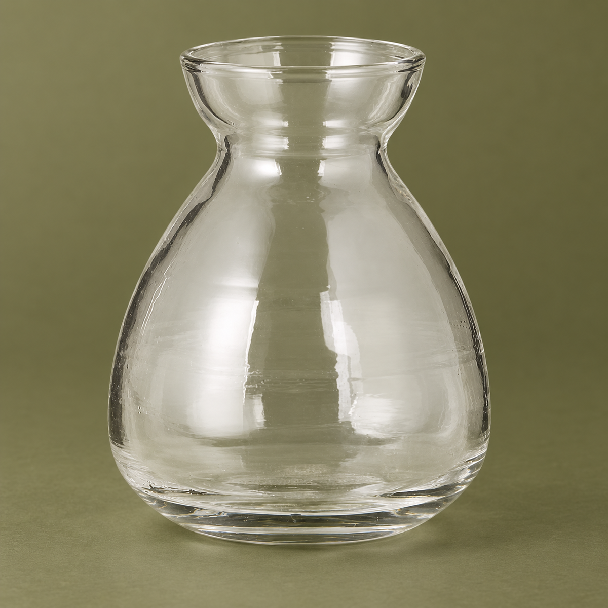 Klare mundgeblasene Hyazinthenvase Nordic Bloom in naher Ansicht vor einem gedeckten Naturton