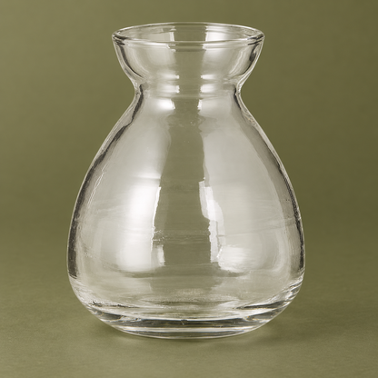 Klare mundgeblasene Hyazinthenvase Nordic Bloom in naher Ansicht vor einem gedeckten Naturton