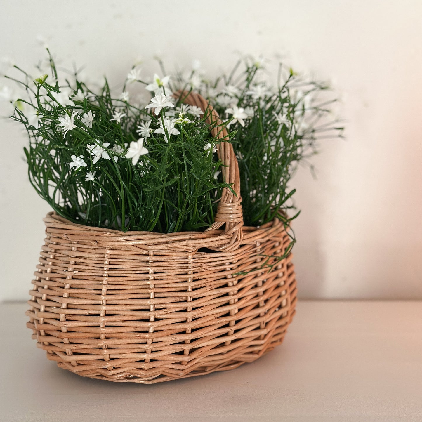 Kleiner Weidenkorb mit Querhenkel „Hedda“ von IB Laursen, naturfarben, 23 cm. Perfekt für Dekoration und Aufbewahrung.