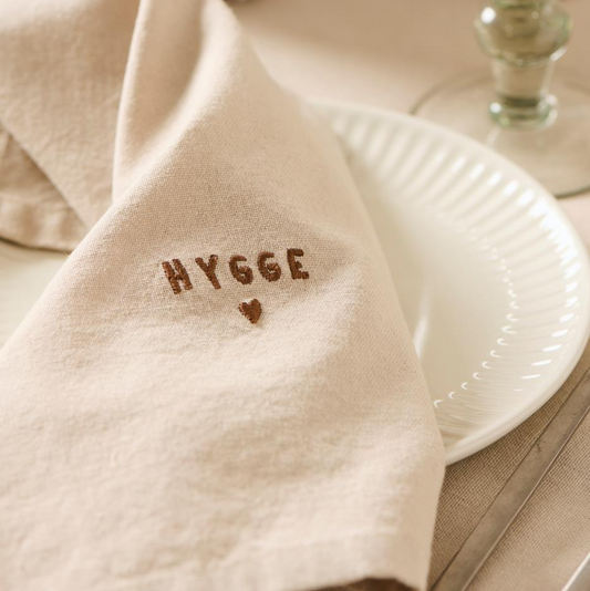 Stoffserviette "Tradition" mit Hygge leinenfarbig - Wohnen auf dem Land