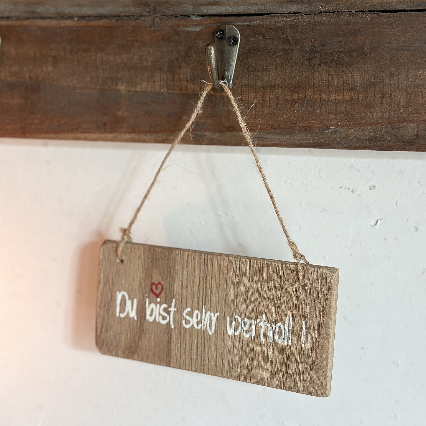 Schild Aufhänger "Du bist sehr wertvoll" Juteband Holz - Wohnen auf dem Land