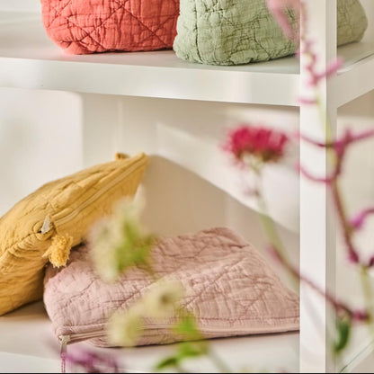 IB Laursen blush cotton toiletry bag, Kulturbeutel Tasche in soft pink with a simple, elegant design and durable fabric.