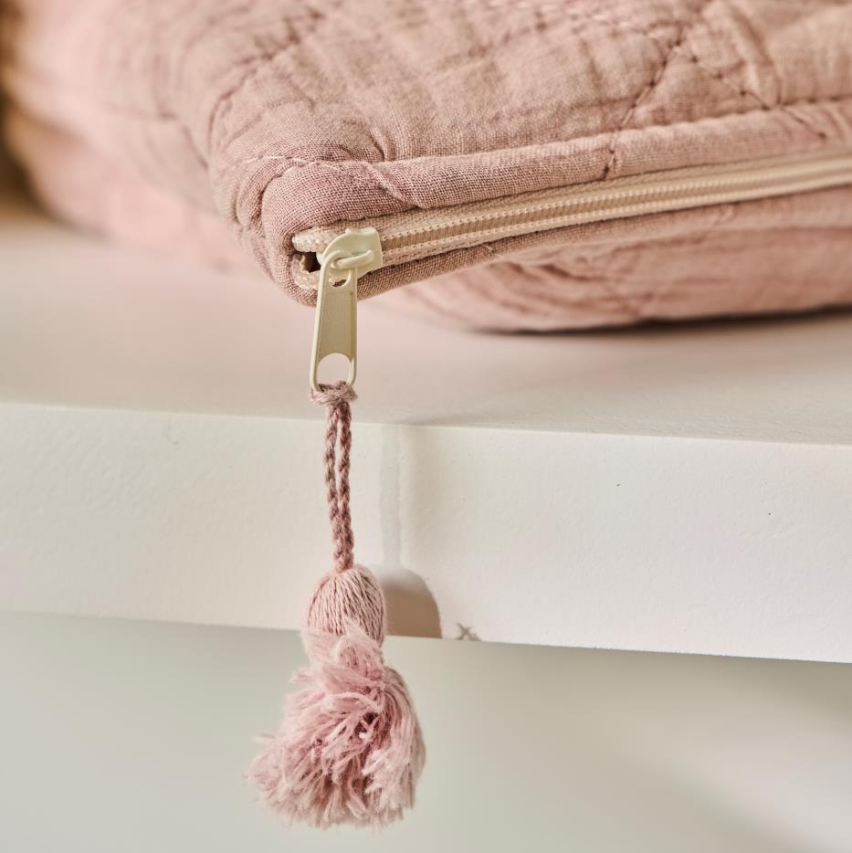 IB Laursen blush cotton toiletry bag, Kulturbeutel Tasche in soft pink with simple design and practical storage.