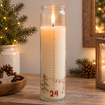 Kalenderkerze im Glas „Julefred“ Advent 21cm in einer winterlichen Nahaufnahme