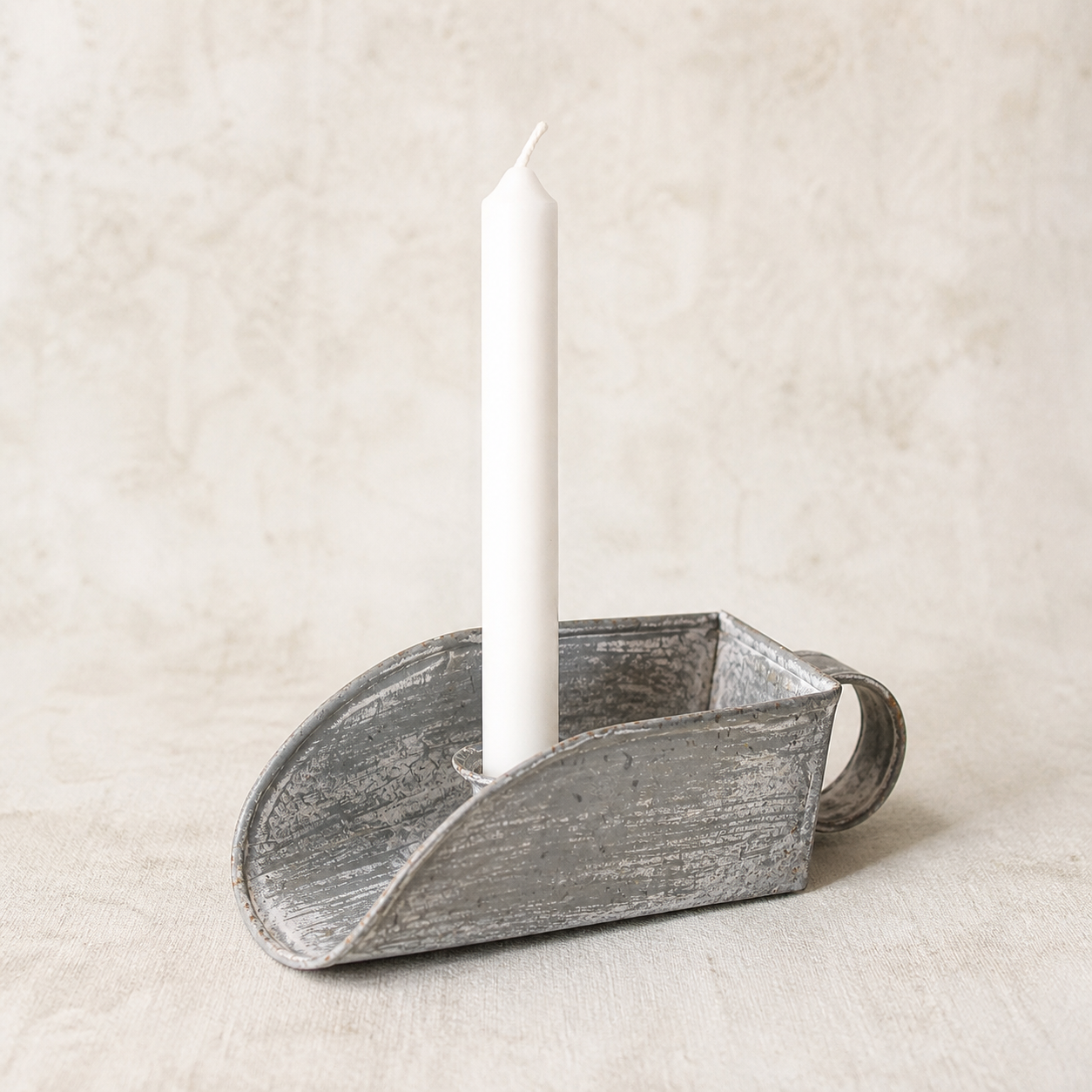 Kammerleuchter Petit Zinc Antique Zink vor hellem Kontrast Hintergrund