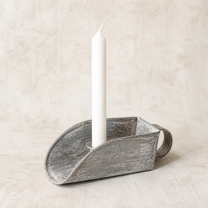 Kammerleuchter Petit Zinc Antique Zink vor hellem Kontrast Hintergrund