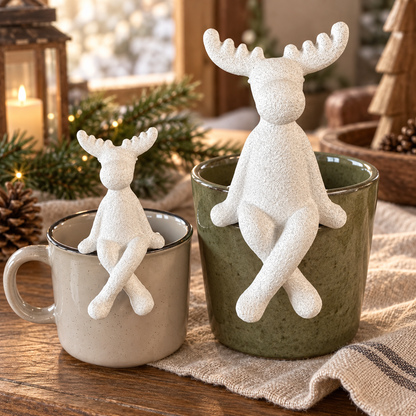 Elch Sören in zwei Größen auf Tassen- und Topfrand in winterlicher Tischdekoration