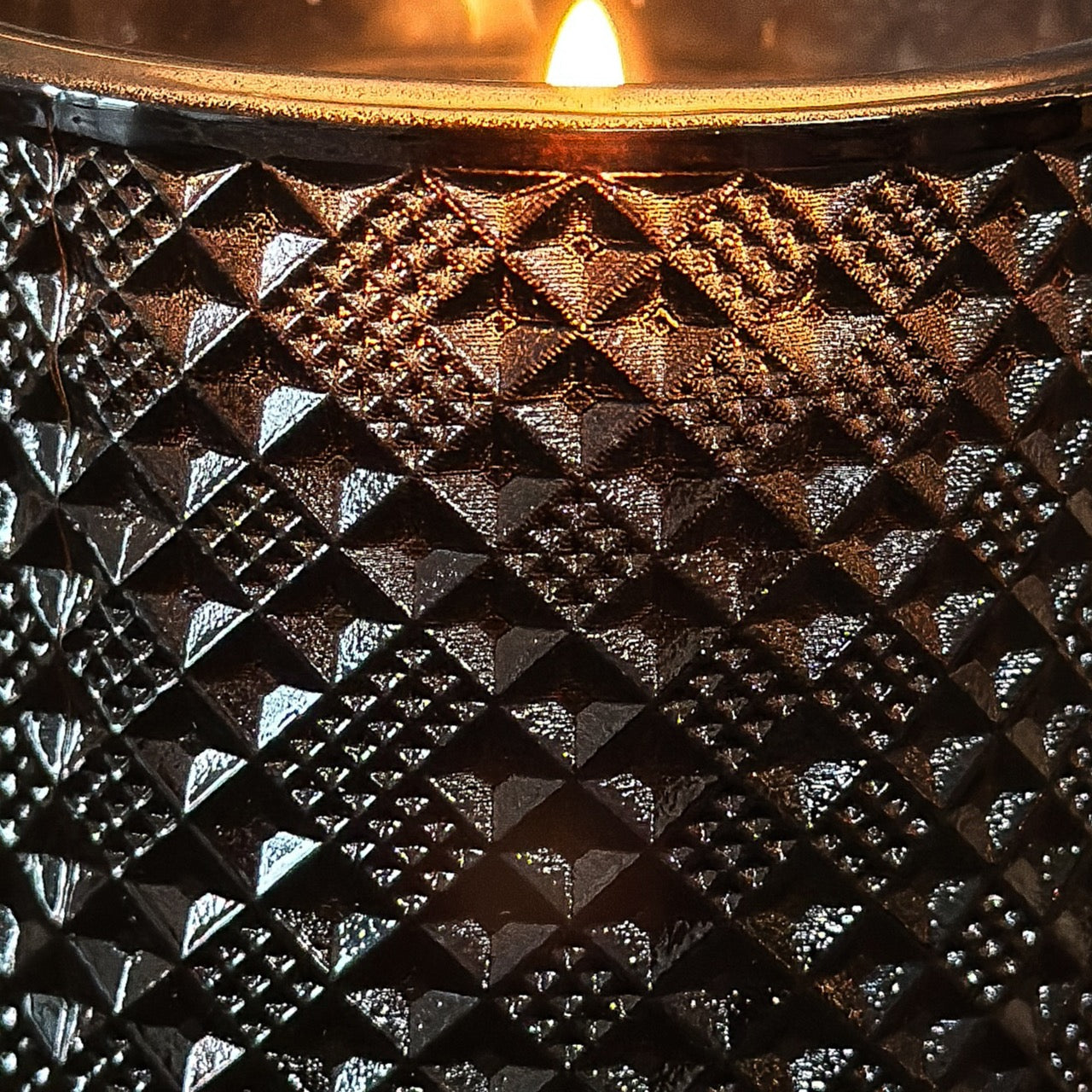 Kerzenglas Amber Glow Braun Waffel angezündet