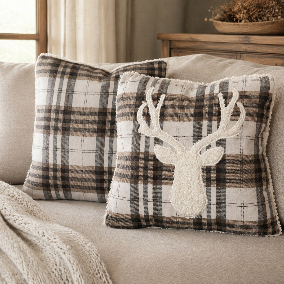 Kissen 2er Set Hirsch in Creme auf dem Sofa