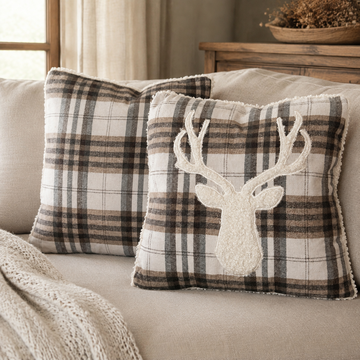 Kissen 2er Set Hirsch in Creme auf dem Sofa