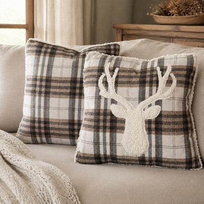 Kissen 2er Set Hirsch in Creme auf dem Sofa