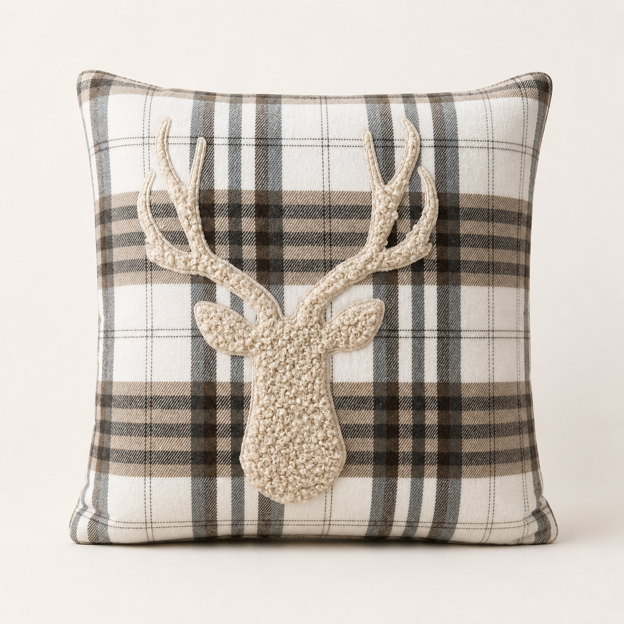 Kissen Hirsch Karo in Beige und Braun, 45 x 45 cm – 06 freisteller beige